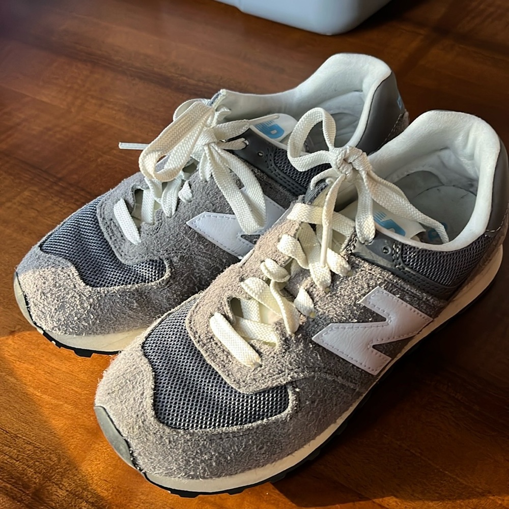 Unisex New Balance 574 (W7.5D) Gray Suede